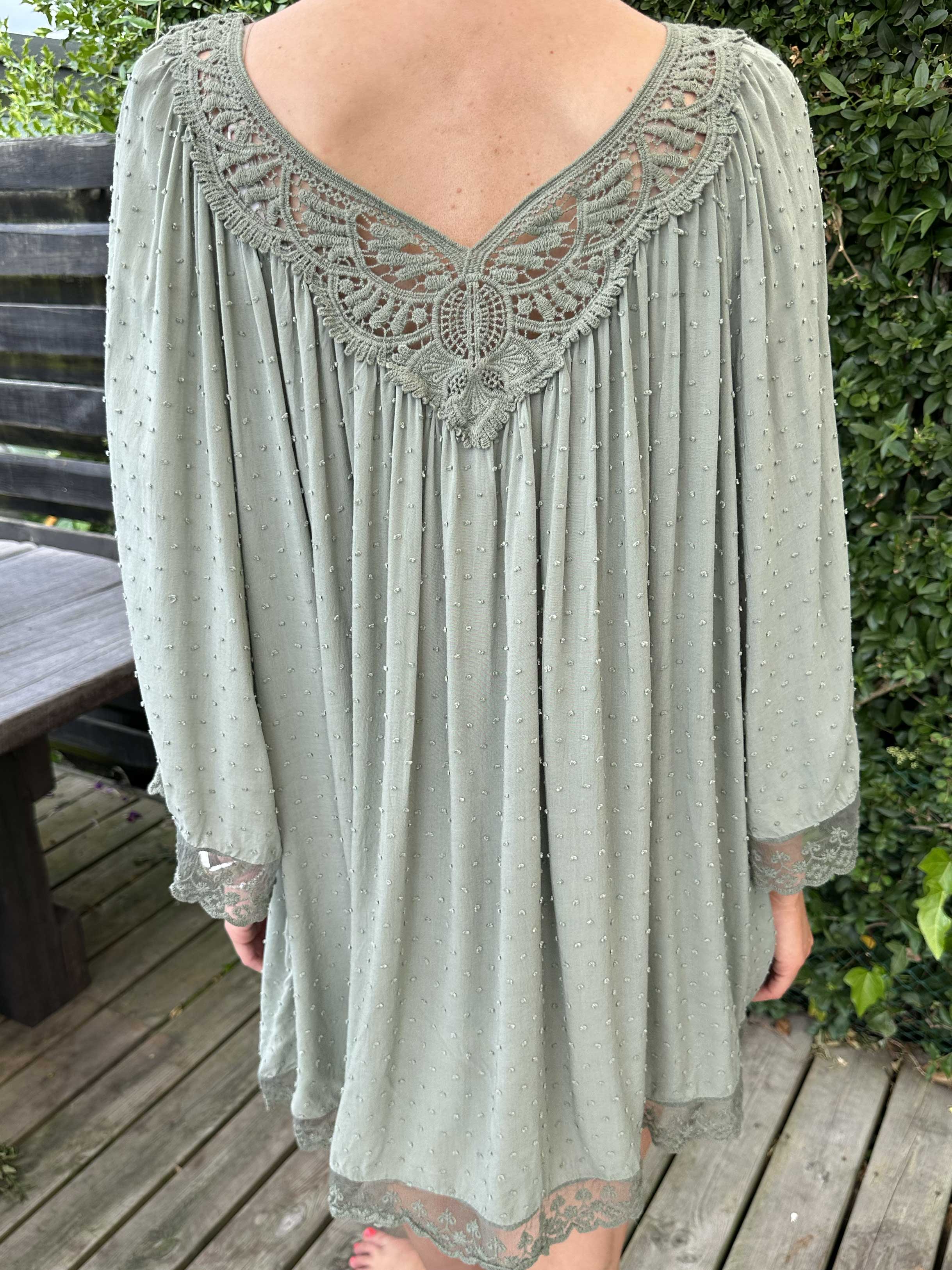 Benedicte - Sød tunika med broderet og blonde detaljer